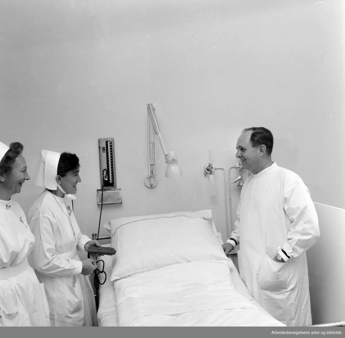Rikshospitalet åpner ny avdeling for nyopererte. Fra h.: Dr.Otto Mollestad, oversøster Aslaug Henningsen og avd.søster Johanna Espedal. November 1959