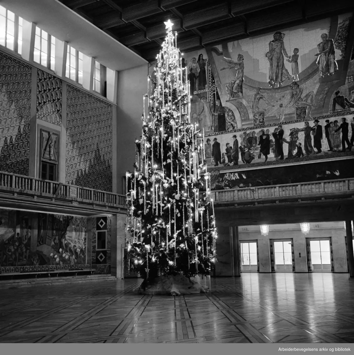 Rådhuset. Rådhushallen med juletre. Januar 1962