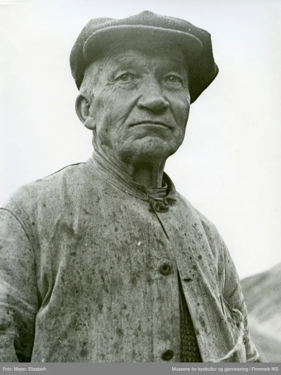 Portrett. Fisker Olai Kristian Juliussen i dongerijakke og kasjettlue. Kjøllefjord 1940.