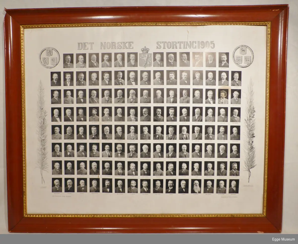 Bildet viser portrettfoto av stortingsrepresentantene ved Stortinget i 1905. På hver side av portrettene er det kvister av forskjellig slag som tvinnes om hverandre. På hver side av den øverste rekka portretter er det tre forskjellige våpenskjold, og på midten av den samme rekka står riksvåpenet.