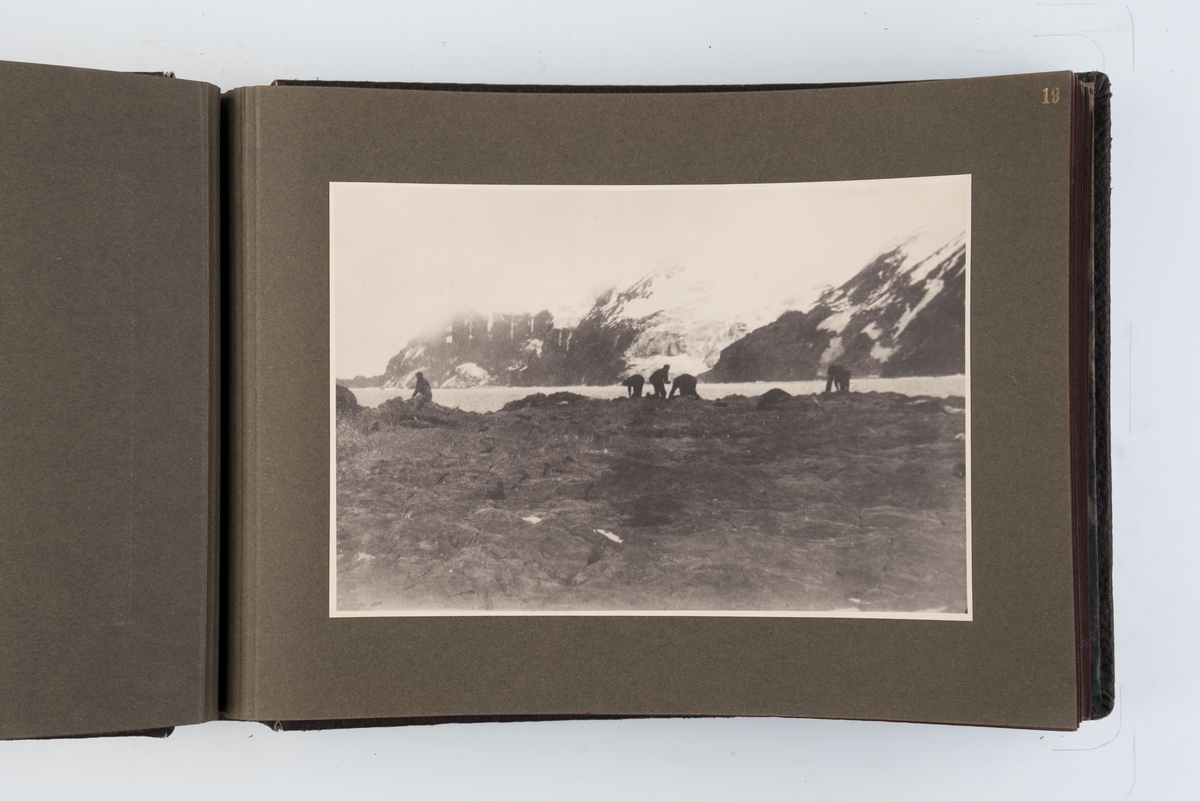 Fotoalbum med 40 fotografier og ett kart fra Norvegiaekspedisjonen til Bouvetøya 1927-1931.