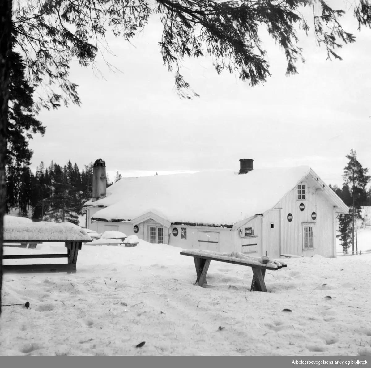 Nordmarka: Trollvannstua. Januar 1953