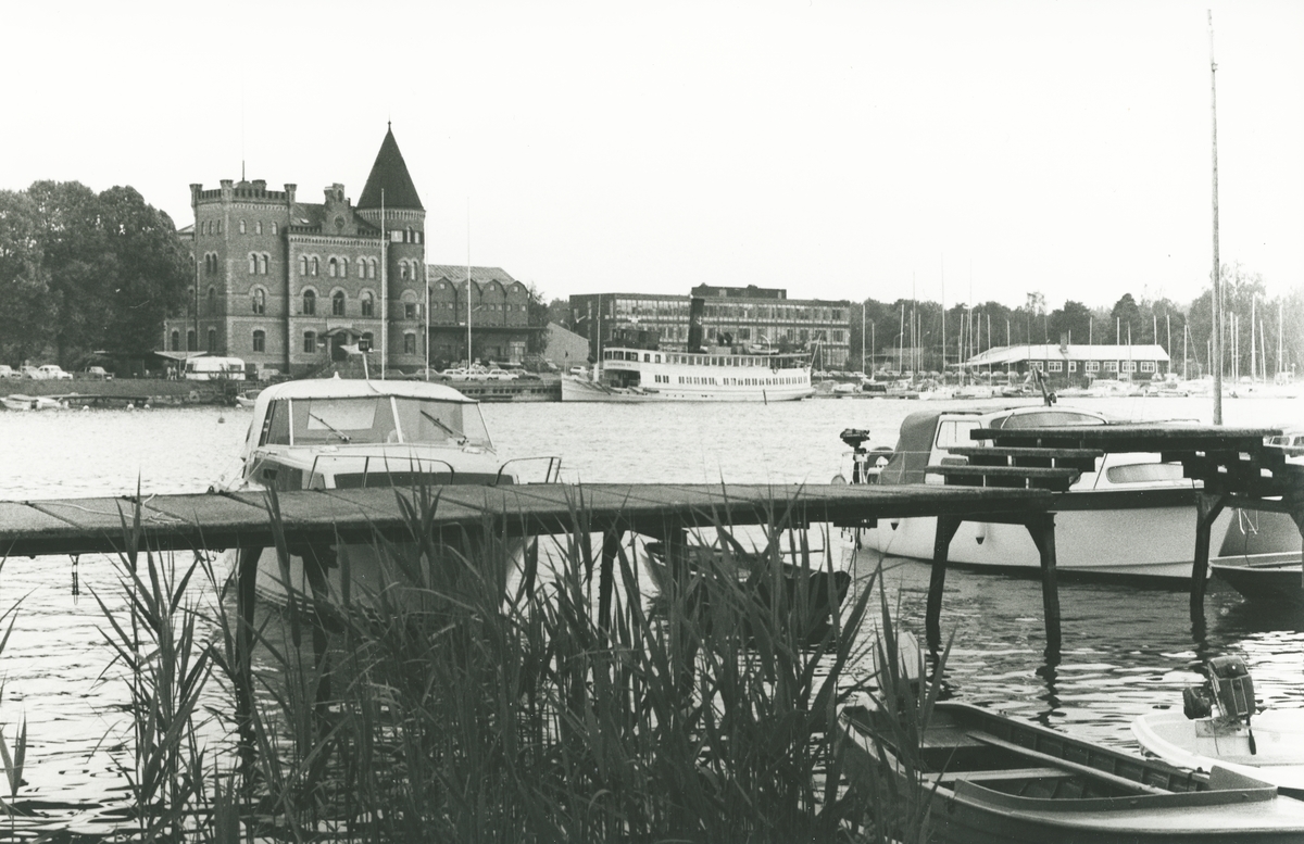 Exteriör. Huvudkontoret för Gustavsbergs Fabriker AB t.v. och TEC eller Tekniskt Center t.h., i folkmun kallat Glashuset, byggt 1971. I förgrunden båtar vid Farstaviken.