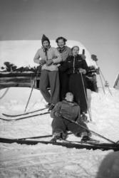 Foto av fire kvinner på skitur. Fra en fotosamling fra slekt