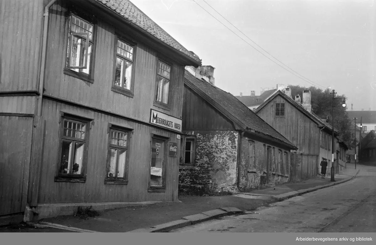 Maridalsveien: Gamle hus på Sagene rives. Desember 1957