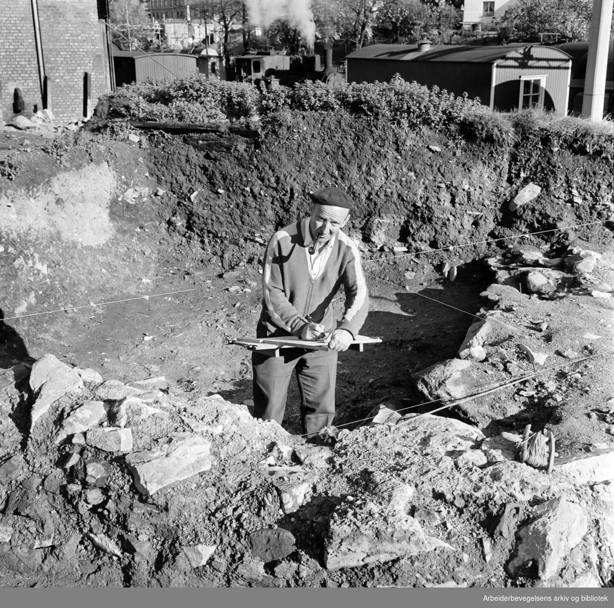 Mariakirkens ruiner. Oluf Olsen, dansk arkeolog. November 1961