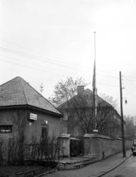 Lilleborg Fabrikker. Innkjørselen og vaktstua. November 1953