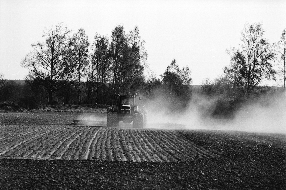 Sådd med traktor, Hacksta gård, Enköpings-Näs socken, Uppland 1993