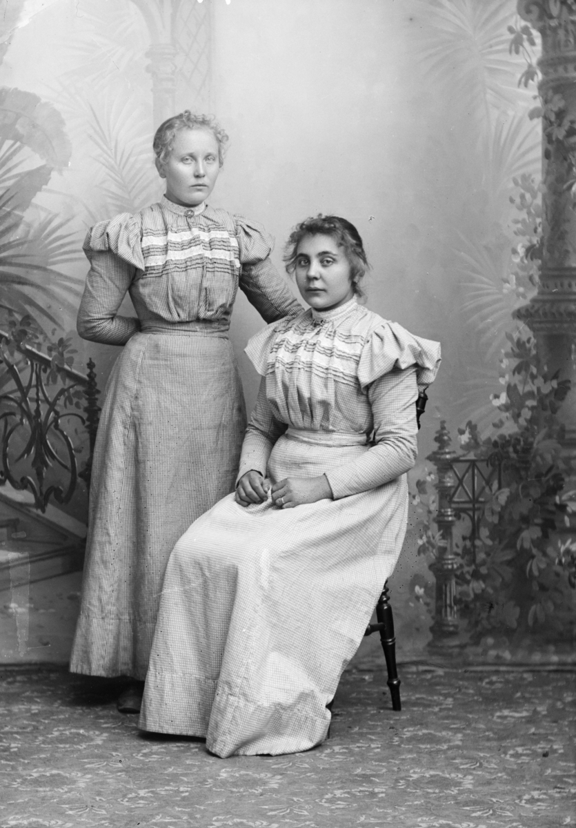 Portrett av søstrene Rønnaug og Anne Fredriksen