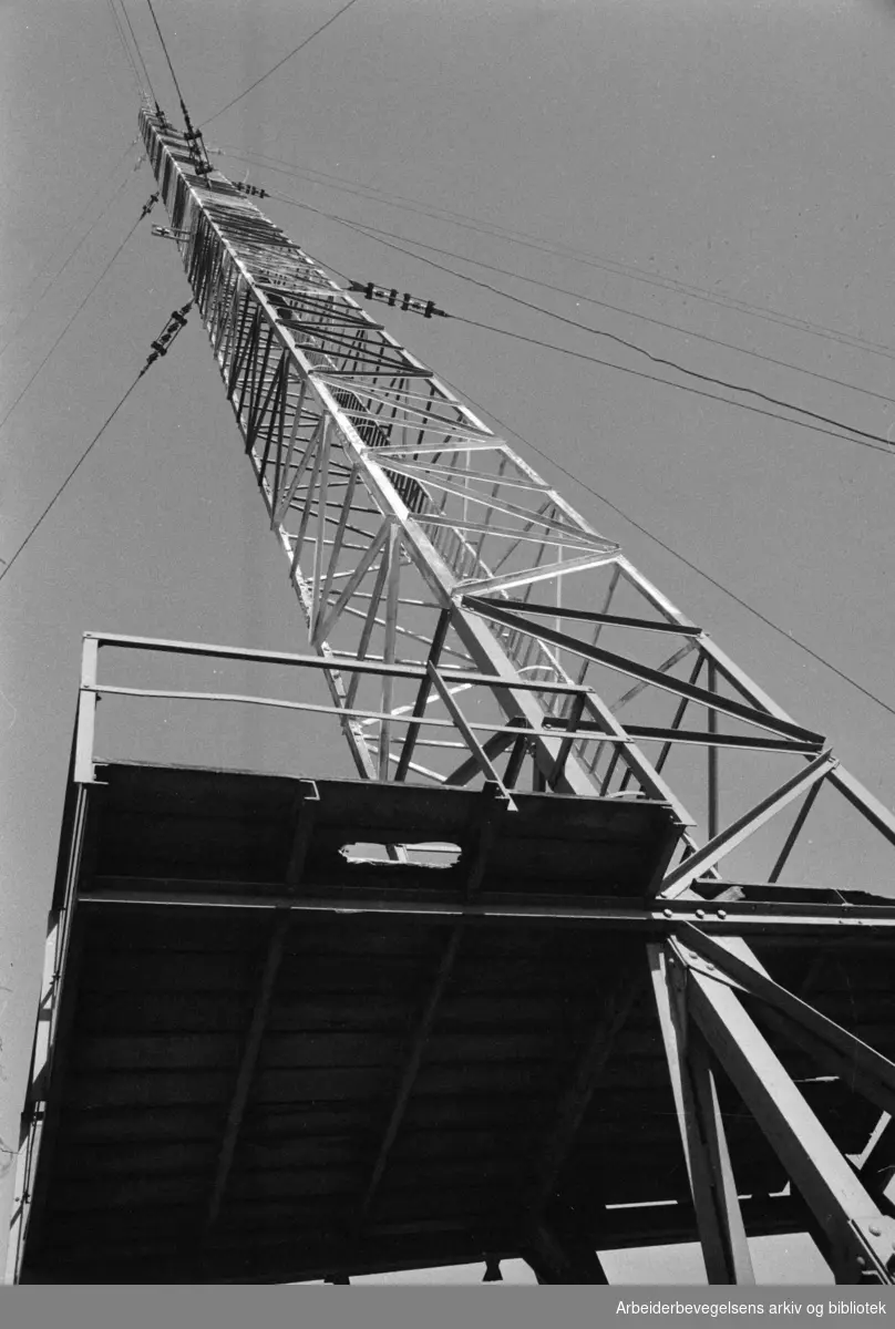 Lambertseter radiomast. Radiomastene faller. Mars 1974