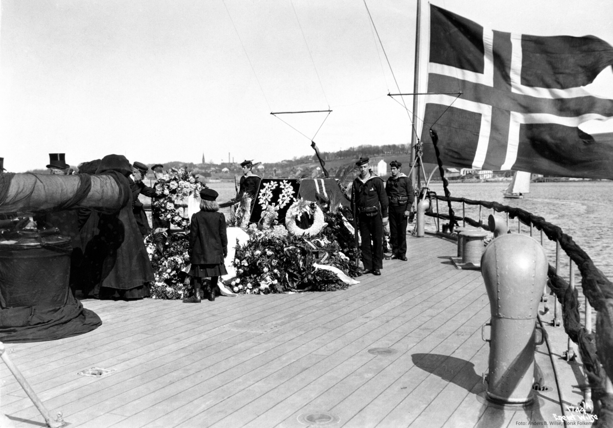 Panserskip, Norge, flagg, blomster, båre,