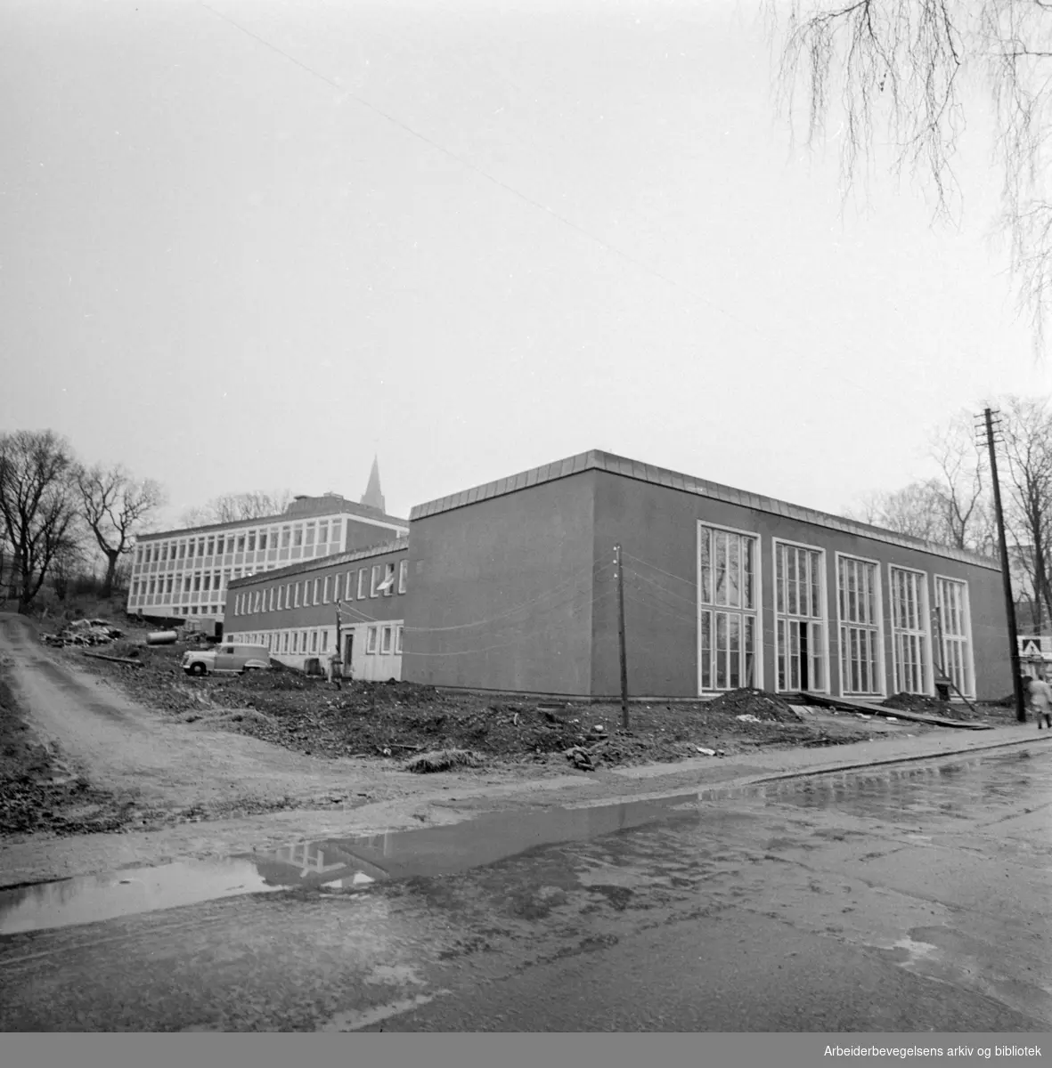 Jernbaneskolen. Den nye Jernbaneskolen sett fra Blindernveien. Januar 1960