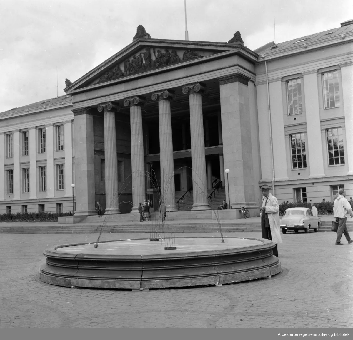 Karl Johans gate. Prøveoppstilling av fontene. Juni 1959