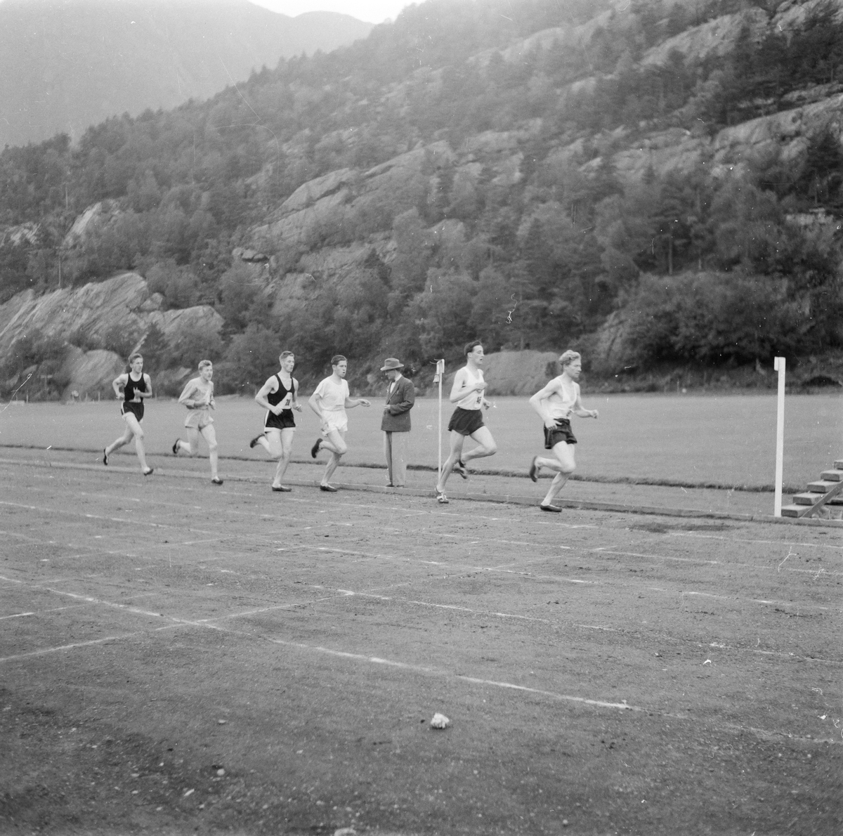 Løparar i aksjon på Odda stadion.