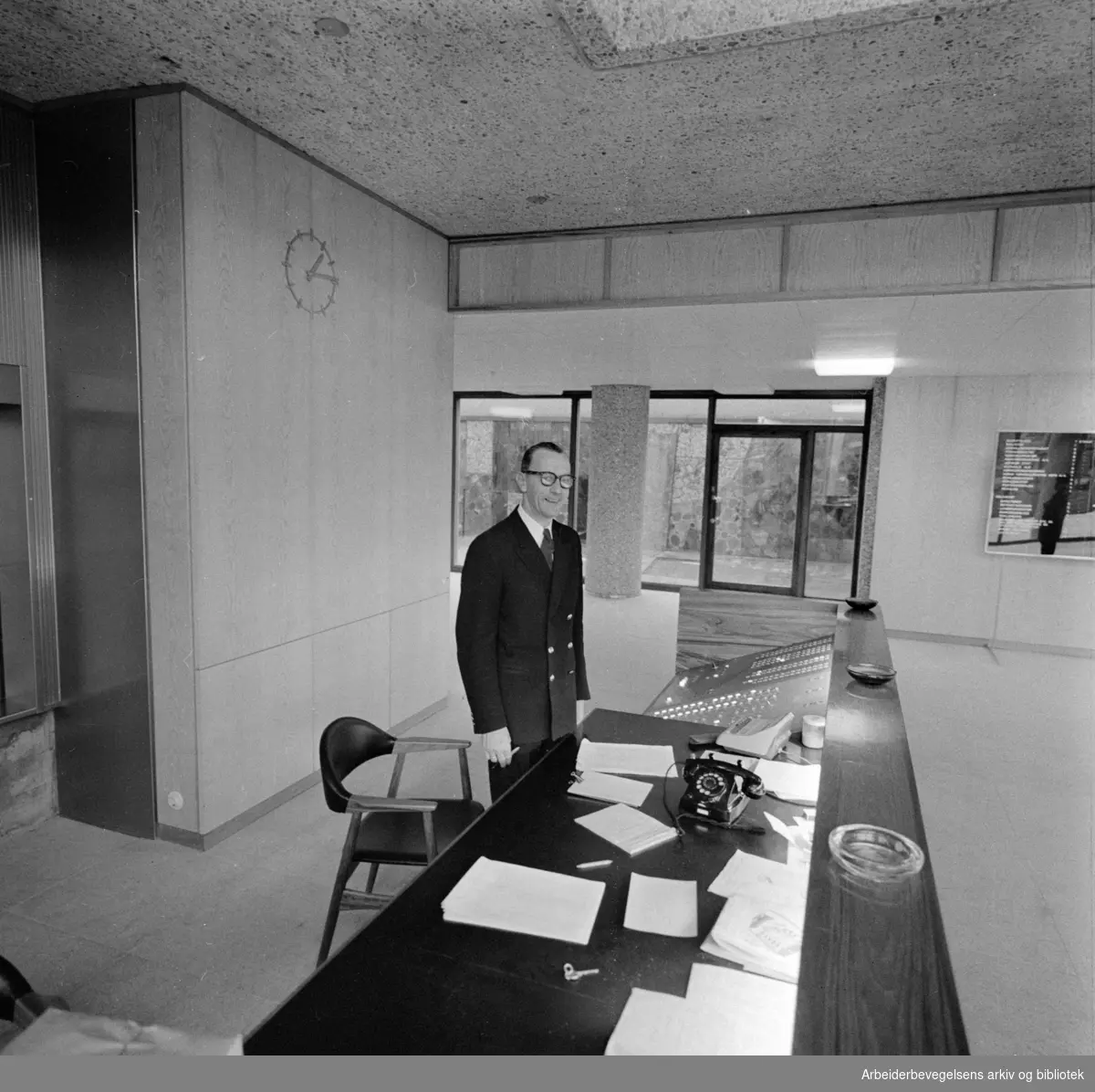 Norsk Hydros nye administrasjonsbygning i Bygdøy Allé..Resepsjonssjef A. Rønning. Desember 1960