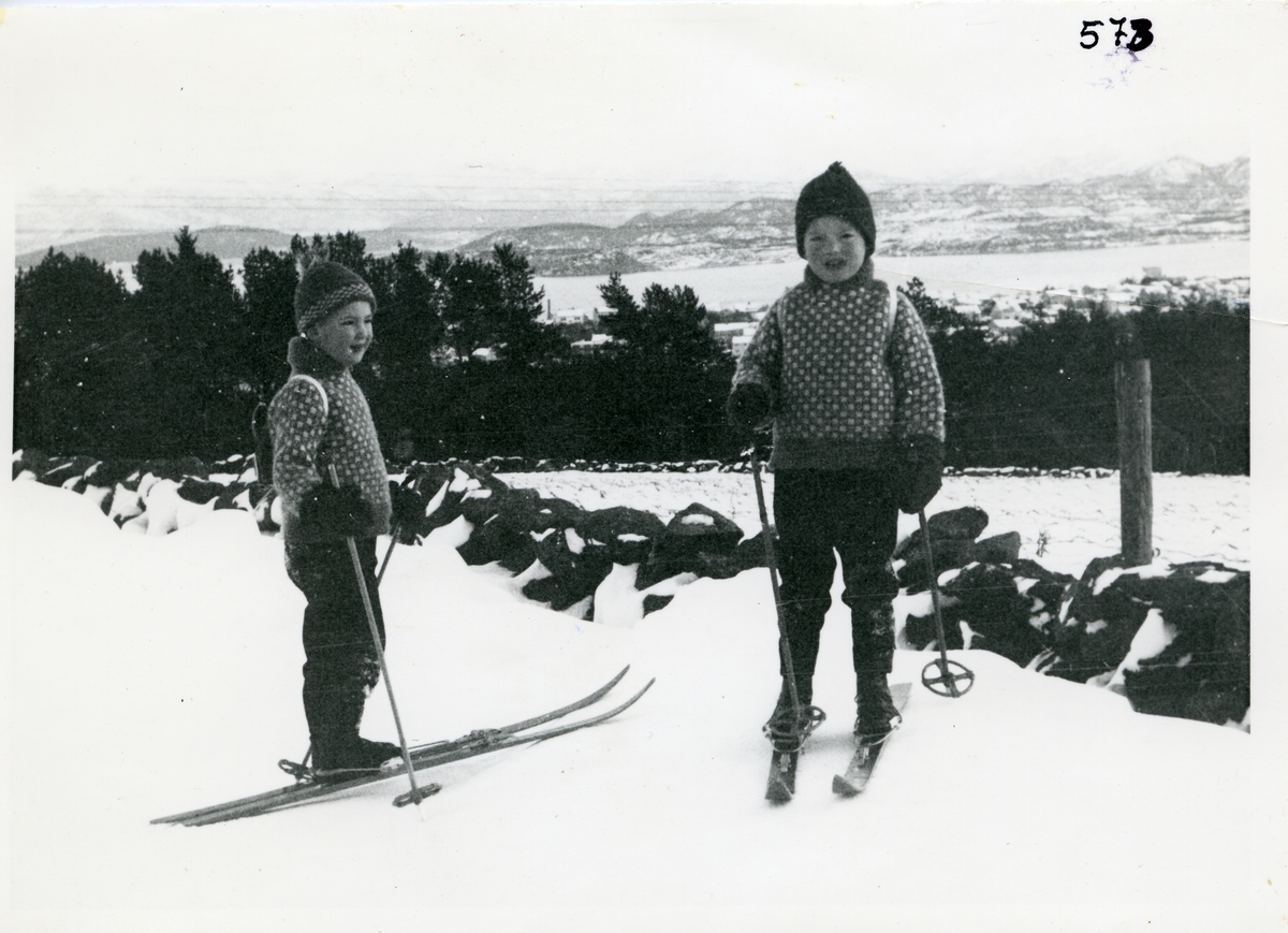 To barn på skitur