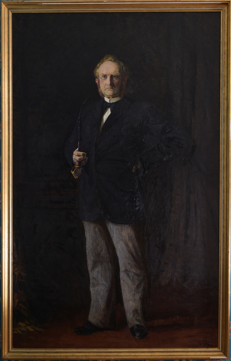 Helfigur portrett av Christian Ditlef Adolph Arenfeldt stående, røkende på en pipe. Mørk tom bakgrunn.