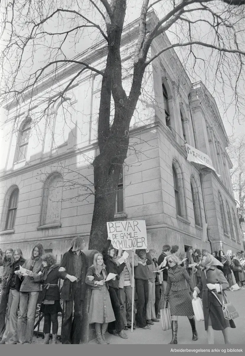 Hammersborg skole. Demonstrasjon av forsøksgymnasiastene og andre som holder til i Hammersborg skole for å få lov til å beholde skolen. April 1976