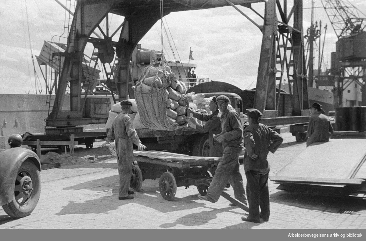 Havna. Bryggearbeidere, lasting og lossing. Sommer 1946