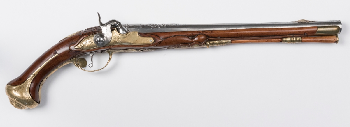 Pistol, ombyggd från flintlåspistol till slaglåspistol, signerad "S Åberg". Total längd 53 cm, pipans längd 35,5 cm, slätborrad. Beslag av mässing. Kaliber 13 mm. Försedd med påhängd mässingsbricka märkt "17".