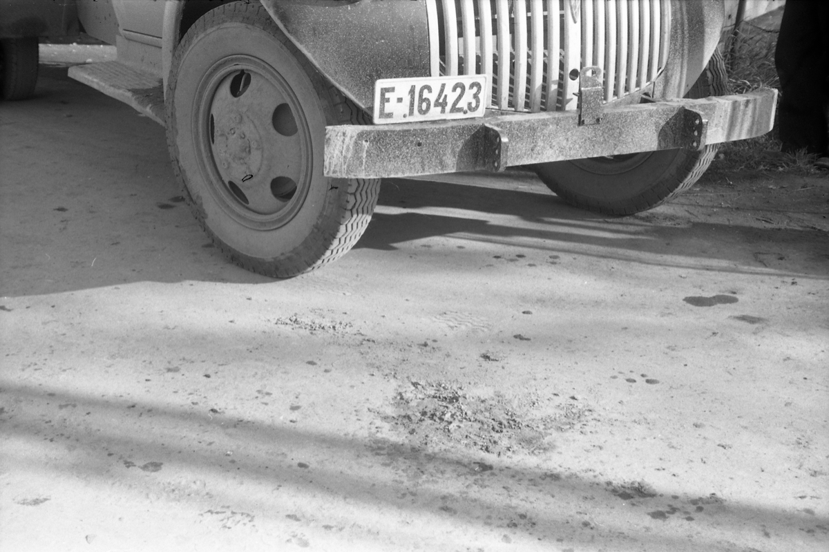 Fire bilder ettter et biluhell ved jernbaneovergangen og Felleskjøpets lager på Lena, september 1952. Uvisst hva slags uhell, men en lastebil med tilhenger, lastet med mjølkespann er tydeligvis innblandet. Lastebilen med reg.nr. E-16423 er en Chevrolet årsmodell 1946 eller 1947.