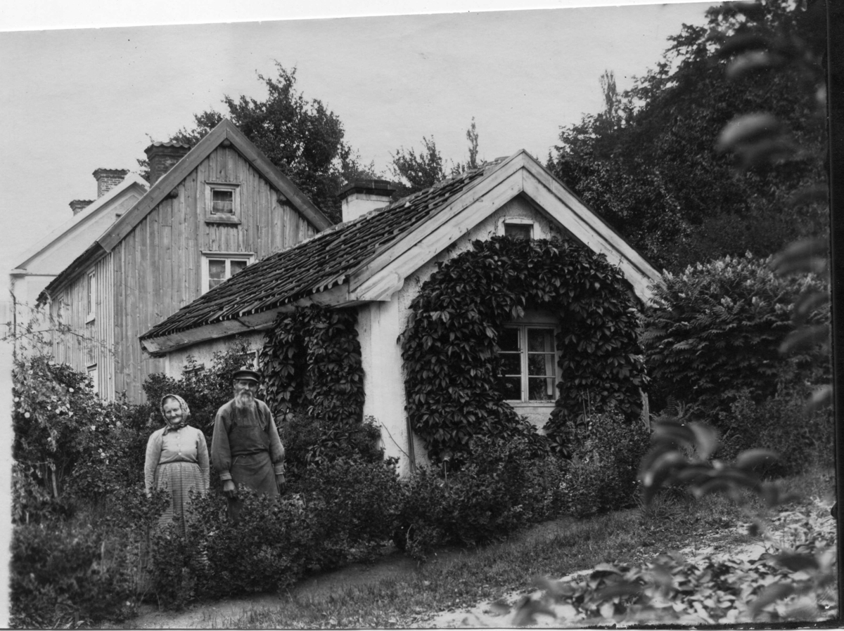 Före detta trädgårdsmästaren Johannes Jonasson med hustrun Stina Greta i trädgården till sitt hus på Bergsgatan 54 i Gränna.