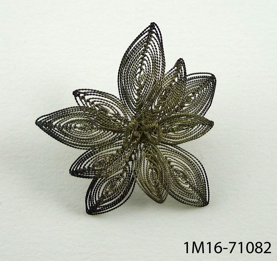 Huvudet av en hårnål av silvertråd, i form av en blomma.