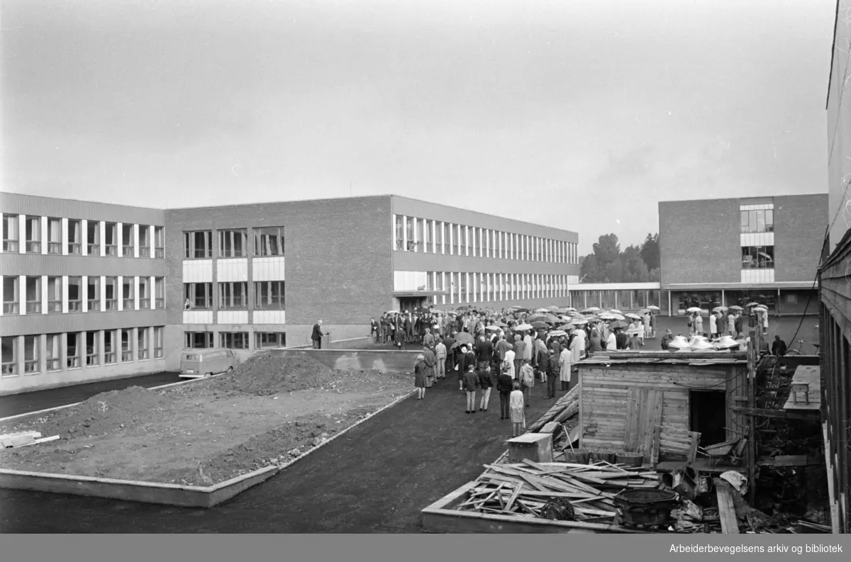 Bøler Ungdomsskole offisielt åpnet. August 1964