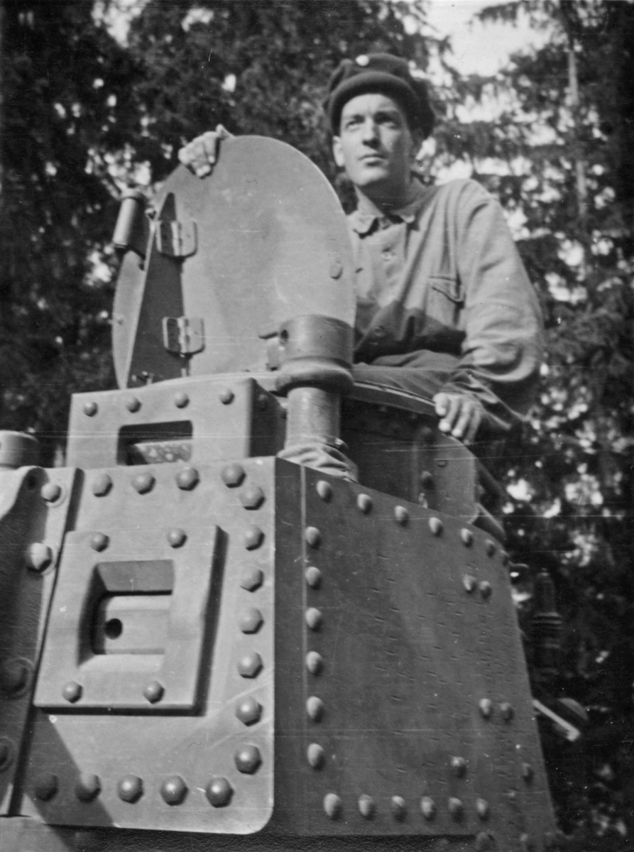 Magnus i stridsvagn P3 övningsfält 1944.