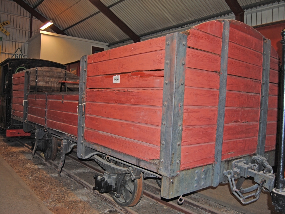 Godsvagn, öppen flakvagn med sidolämmar, MÖJ I 1098 (F.d. ID Imp 323371). Spårvidd 891 mm. Vagnen är rödmålad.