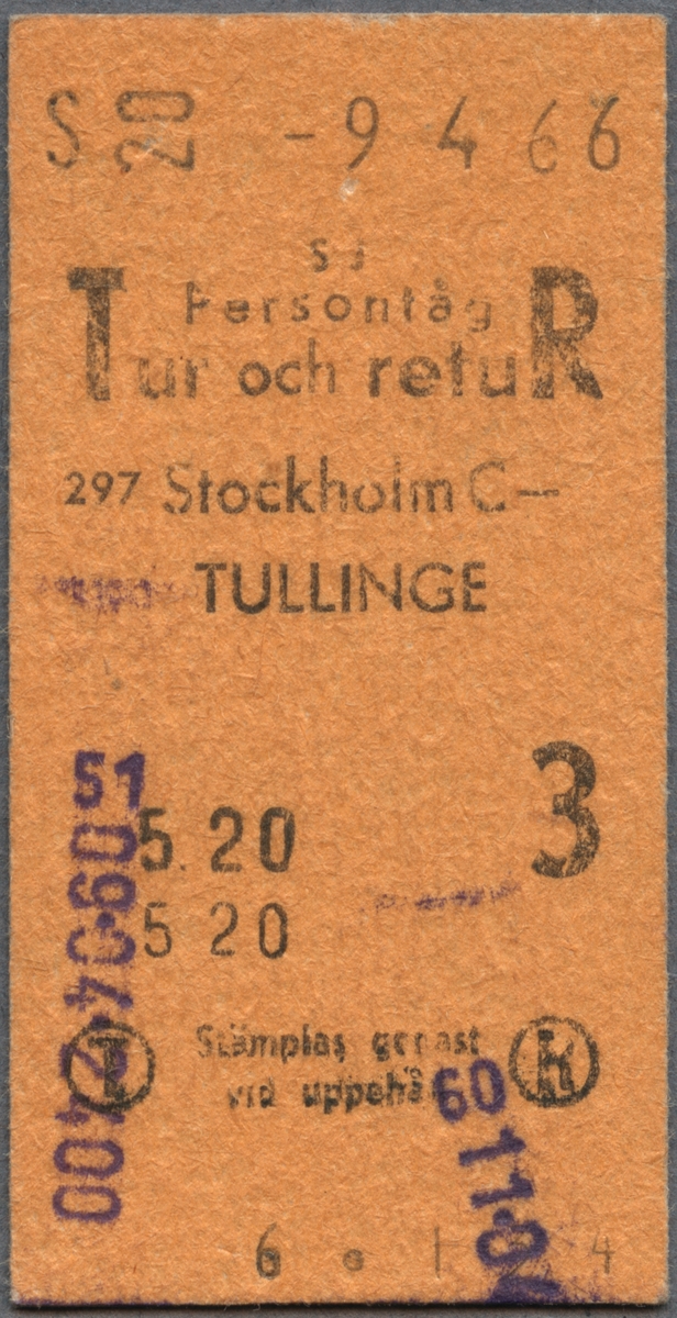 Brun Edmonsonsk biljett med tryckt text i svart:
"SJ Persontåg  Tur och retuR 
Stockholm C-TULLINGE
5.20 3 
Stämplas genast vid uppehåll".
Nedre delen av biljetten har ett stort f, på vänster sida och ett å på höger sida, som står inom svarta cirklar. Biljetten har datumet "9 4 66"  stämplat i svart, högst upp. Längst ner står biljettnumret "60134". Det finns lilafärgade siffror efter en stämpel. 
Det finns fyra dubbletter. Samtliga med andra biljettnummer och två har andra datum, än originalbiljetten.
