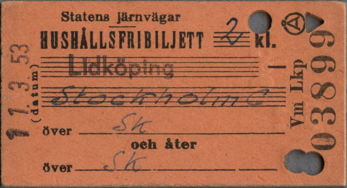 Brun edmonsonsk biljett med tryckt text i svart:
"Statens Järnvägar Hushållsfribiljett 2 kl.
Lidköping Stockholm C över SK och åter över SK".
Avreseorten är stämplad medans "Stockholm C" är handskrivet med bläck tillsammans med klass numret och resvägen. På vänstra kortsidan är datumet "11.3.53" stämplat och den högra sidan har biljettnumret "03899".
Baksidan av biljetten har tryckt text i svart:
"Skall återlämnas till den som utfärdat biljetten.
950407 För Lokm. E. Lundquist av (sign.) E.L.".
Namn, titel, signatur och nummer är handskrivna med bläck.
Före ordet "av" så fattas text som är borta på grund av hål från biljettång. Det finns fyra hål efter biljettång tre som är runda och ett som är trekantigt, bredvid trekanten är en cirkel med bokstaven "Å".
Det finns 14 dubbletter som alla är tur och retur hushållsfribiljetter med avreseort från Lidköping, 6 av dessa är utfärdade till Lundquists hustru. Biljetterna har olika datum under året 1953. Alla 15 biljetter ligger tillsammans omslutna av brun papperstejp som har en handskriven text i svart tusch: "Lista 1 Eric Lundquist".