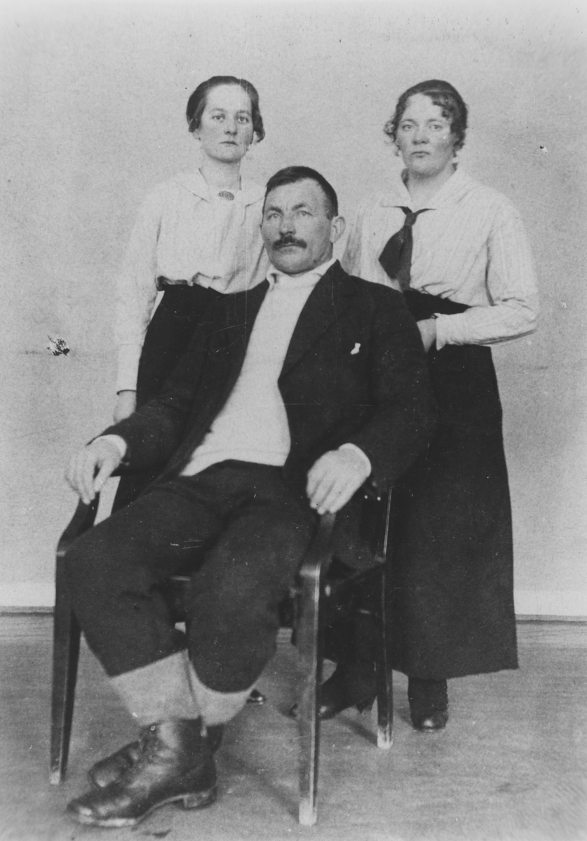 Albert Jakobsen og to sykesøstre.