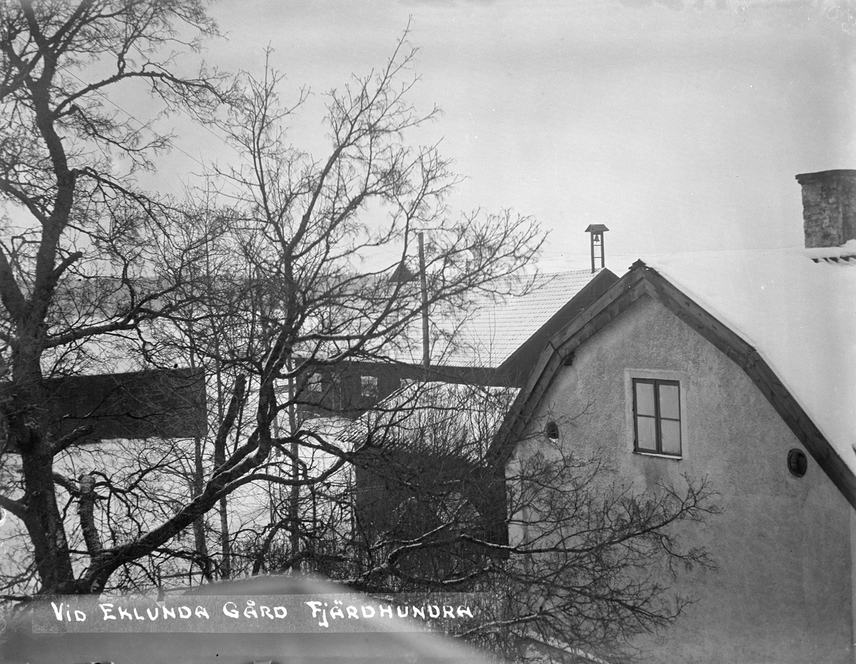 "Eklunda gård från verandabalkongen, med matklockan", Simtuna socken, Uppland 1924