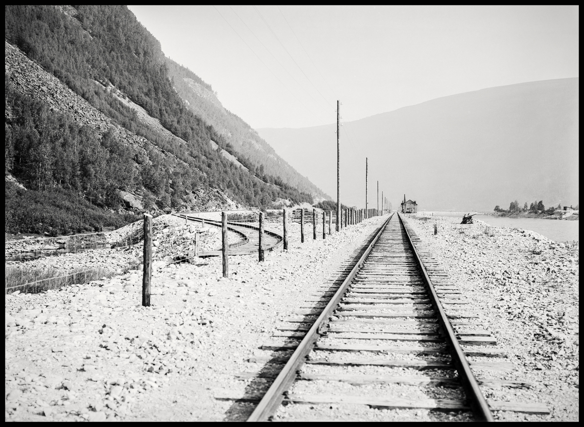 Parti under Haalepiggen, 13.07.1914, del av jernbanestrekning, mellom fjell og elv
