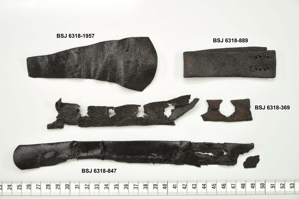 Fragment i lær, av belte funnet i Vågen i Bergen.