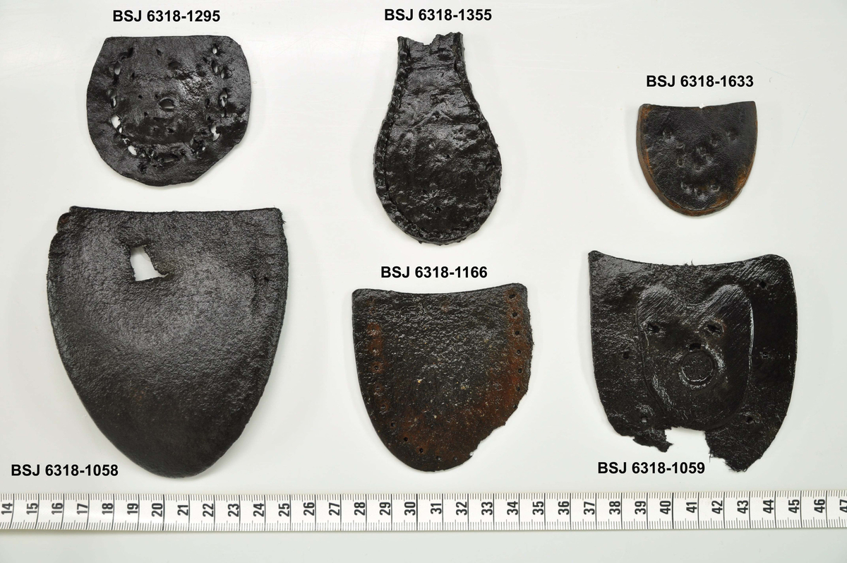 Fragment av skosåler, i lær, funnet i Vågen i Bergen.