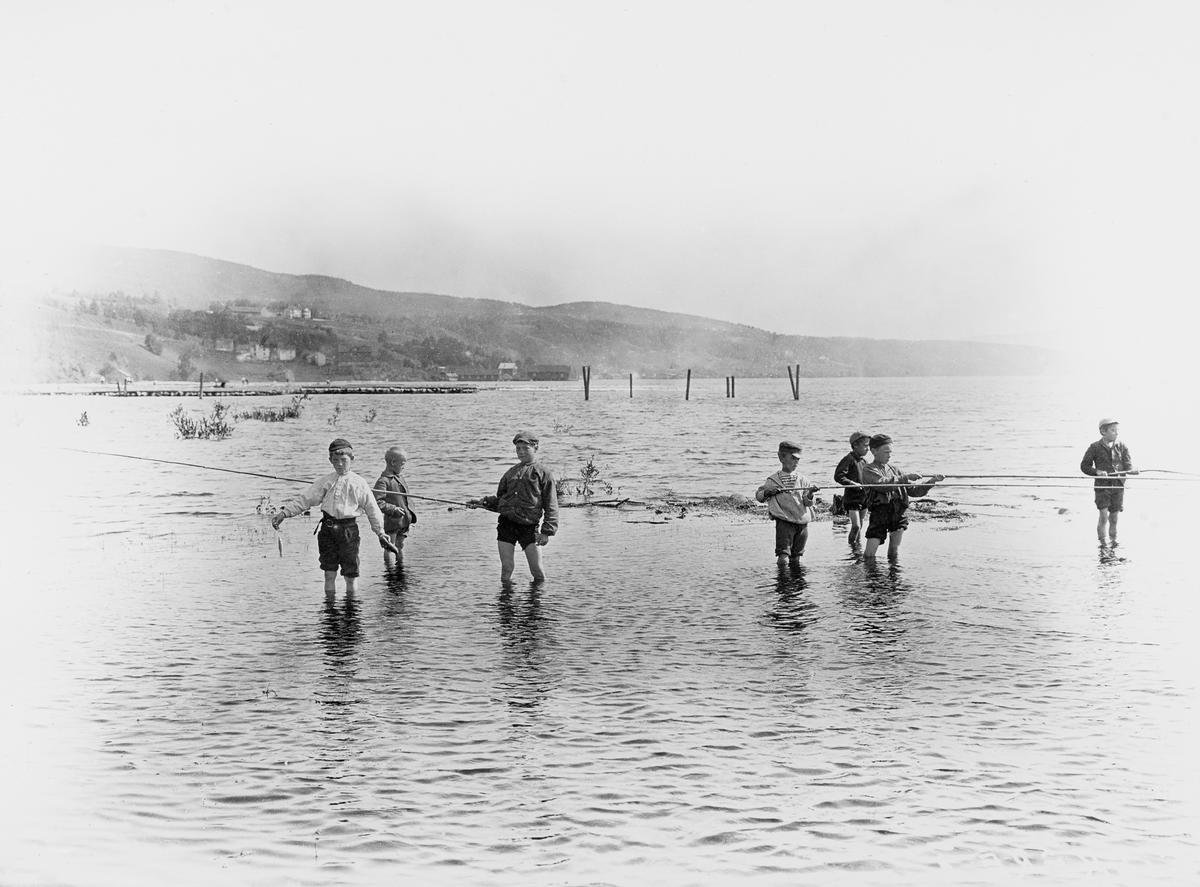 Barn som fisker i Mjøsa på tidlig 1900-tallet. (Foto/Photo)