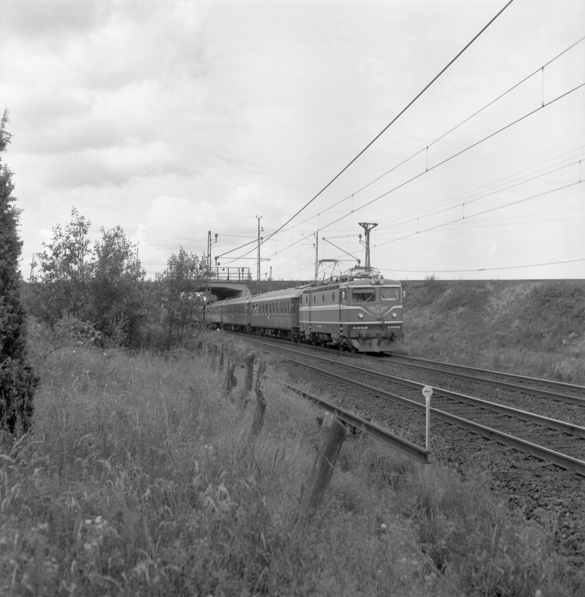 Statens Järnvägar, SJ Rc 1013 med tåg.