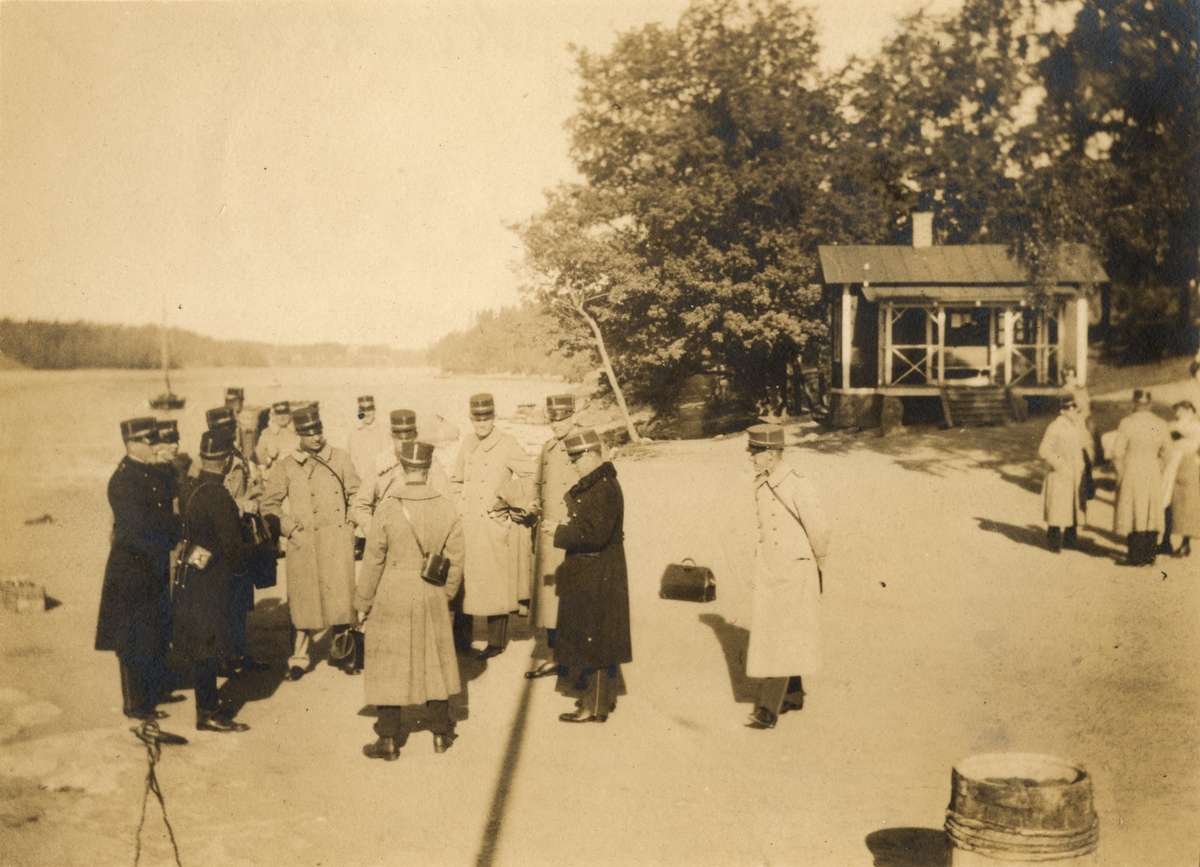 Text i fotoalbum: "Nynässkandalen 1920. Samling på bryggan."
