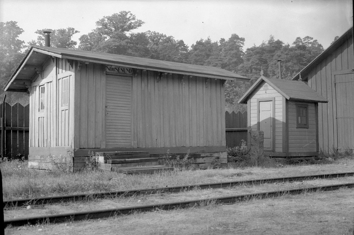 Norsesund stationshus, milstolpe, vaktkur. Bilden är tagen på Järnvägsmuseums område i Tomteboda.
