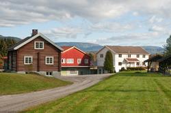 Noe av bebyggelsen ved Telemark planteskule ved Gvarv i Sauh