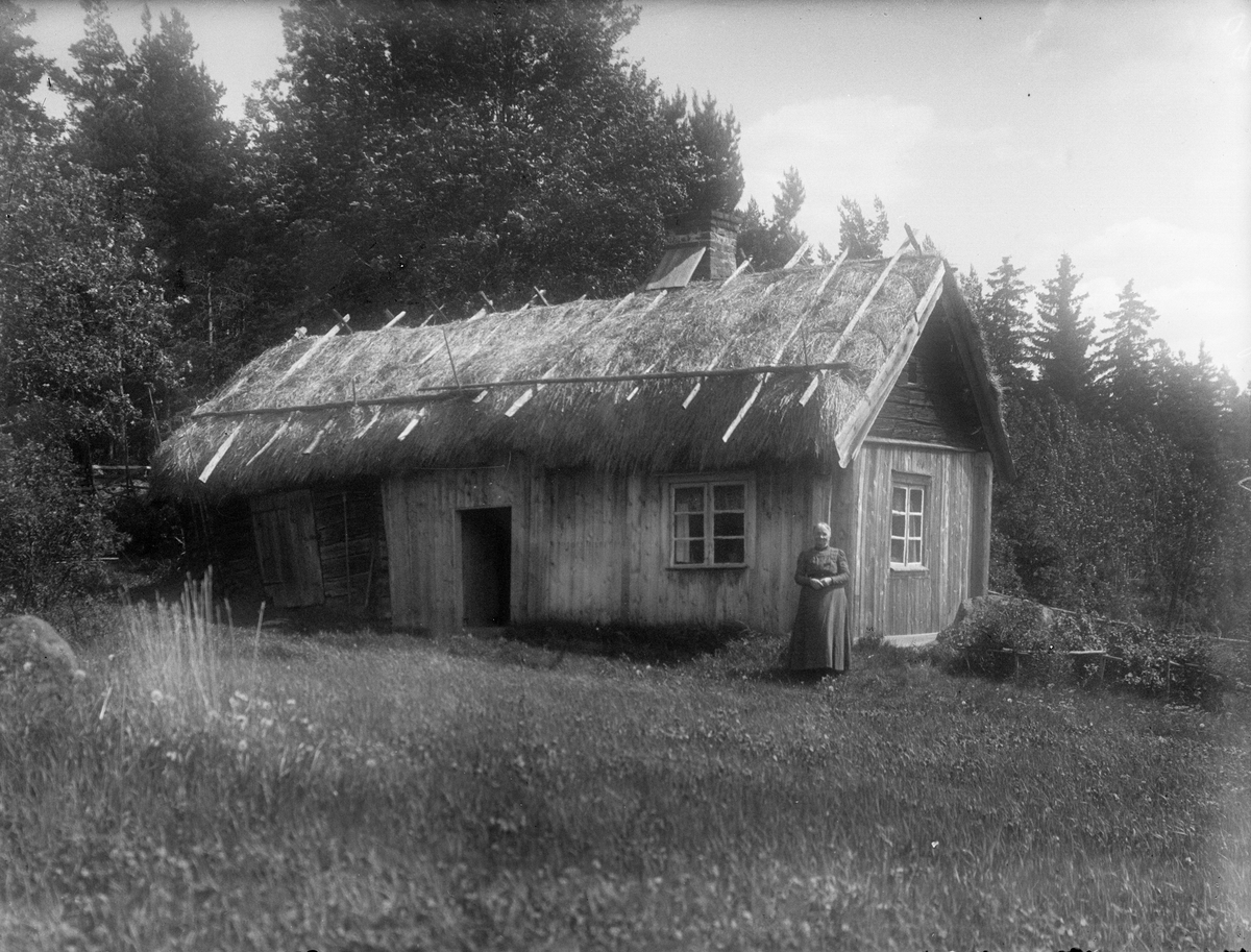 Hus med halmtak, sannolikt Uppland 1925