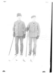 To skiløpere Edvard Salberg og en annen ukjent.