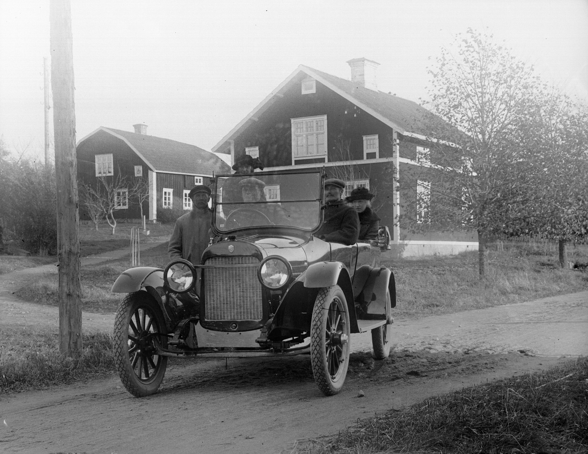 "E. O. Vallinder Vallby, Frösthult med sällskap i bilen" - på besök i Sävasta, Altuna socken, Uppland 1921