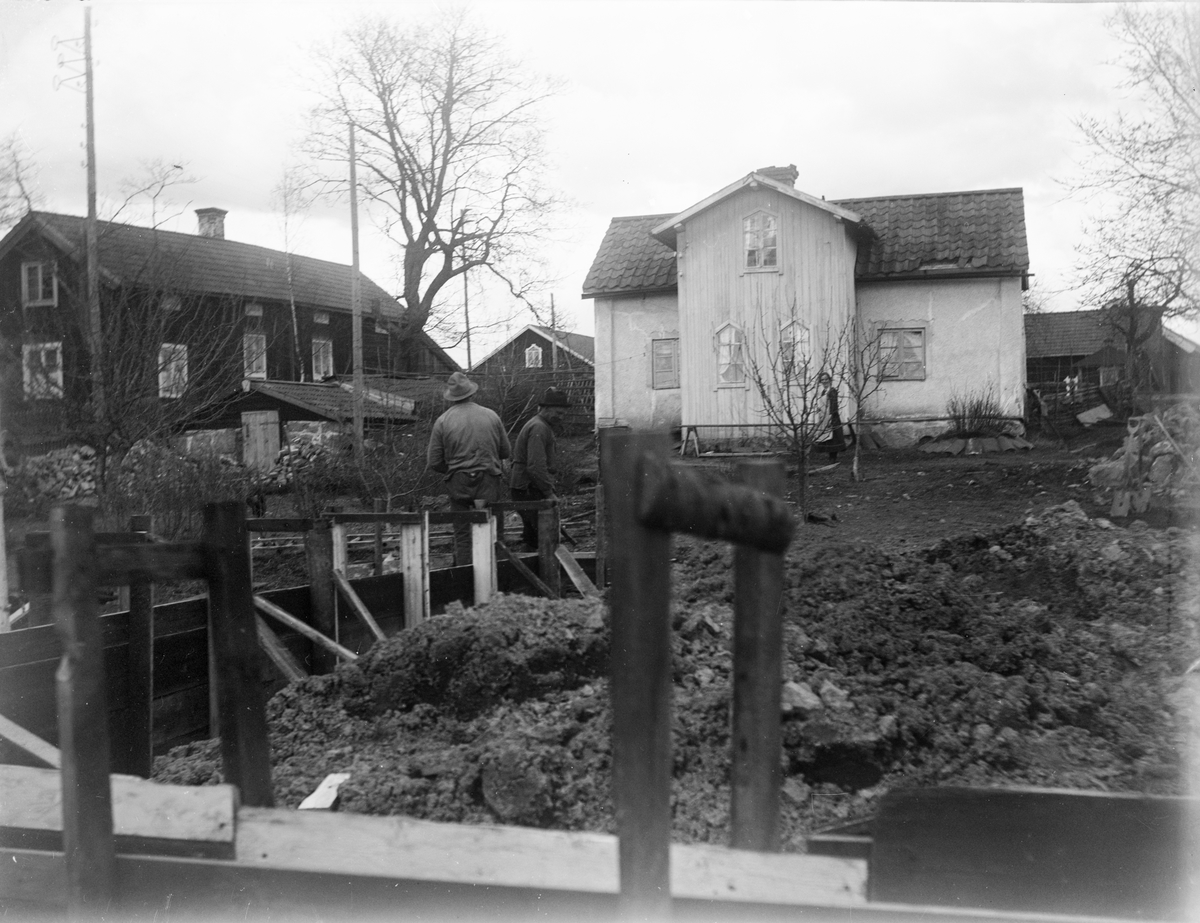 "Eklund och Skenning arbetar vid grundläggningen till nya Sörgården", Sävasta, Altuna socken, Uppland 1922