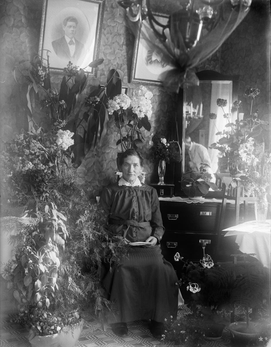 Klara Lindgren "bland blommor och presenter på 60-årsdagen den 20 juni 1922", Forsby, Simtuna socken, Uppland