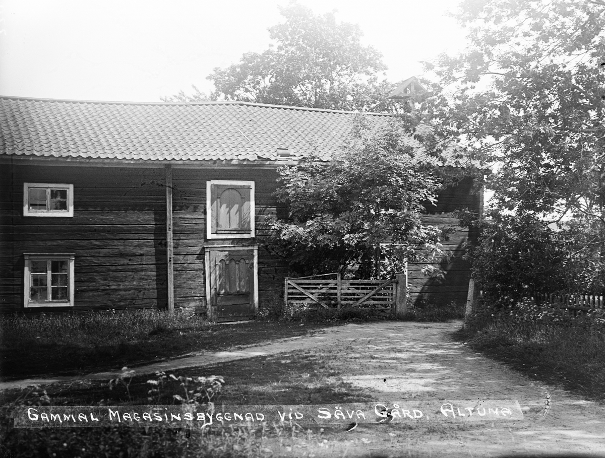 "Gammal magasinsbyggnad vid Säva gård, Altuna", Uppland 1922