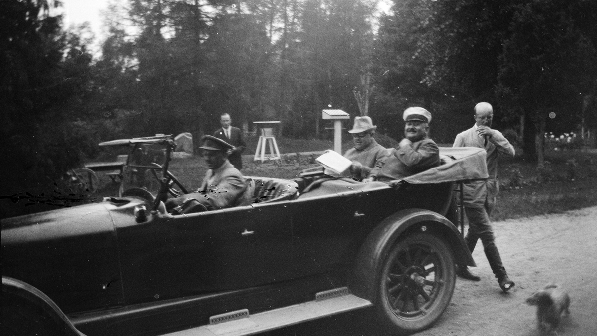 Sällskap i bil, Göksbo, Altuna socken, Uppland 1927