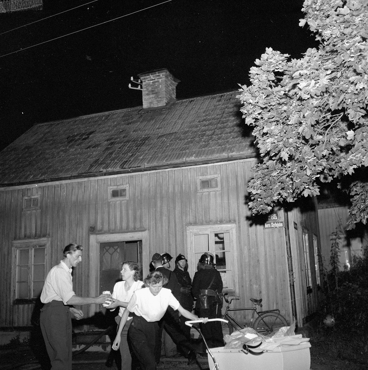 Eldsvåda på öster, tre omkomna. 
Brand på Norra Skyttegatan 5. 
Bilderna publicerade lördag 28 Juli 1956.